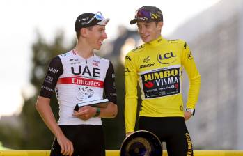 Jonas Vingeegard (amarillo) y Tadej Pogacar protagonizarán una nueva puja por quedarse con el título del Tour de Francia de 2024. FOTO: GETTY