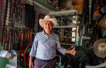 En 1992, Cristóbal formalizó su miscelánea y comenzó a surtir a los habitantes de Peque. Hoy atiende con la misma disciplina que lo ha sostenido por años. FOTO JULIO CÉSAR HERRERA