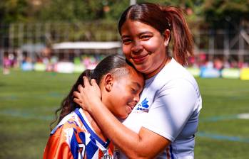 Juan Pablo Higuita junto a su madre Nallyve Suaza, quien lo acompaña en su segunda participación en el Babyfútbol. FOTO: Manuel Saldarriaga