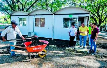 En los últimos años la alcaldía ha tenido que funcionar en un campamento que dejó el concesionario Pacífico 2, pues la nueva sede de gobierno quedó comenzada y tendrá que ser demolida. FOTO: JAIME PÉREZ