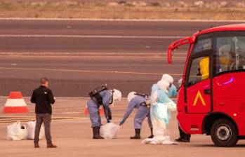 Equipos médicos y autoridades sanitarias supervisaron la evacuación de pasajeros del crucero Hondius en Tenerife tras la alerta mundial generada por varios casos de hantavirus. FOTO: AFP.
