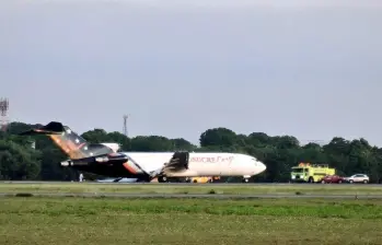 La aeronave de carga quedó atravesada en la pista, causando el cierre total del aeropuerto por varias horas. FOTO: Tomada de redes sociales 