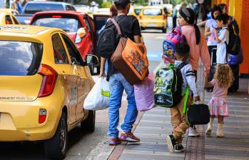 En temporada alta y fines de semana coger un taxi en la Terminal del Norte se vuelve un verdadero suplicio. FOTO: MANUEL SALDARRIAGA