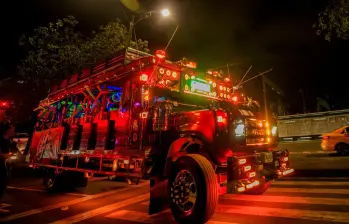 Se destinaron puntos específicos de parqueo, cargue y descargue de pasajeros de las chivas rumberas en el Valle de Aburrá. FOTO EL COLOMBIANO. 