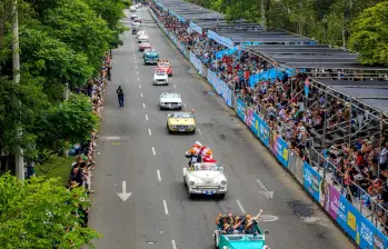 Los autos clásicos llenaron las calles de Medellín en el vibrante Desfile de Autos Clásicos y Antiguos. FOTO EL COLOMBIANO