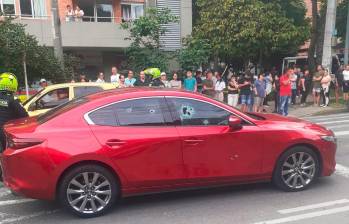 Así quedó el vehículo en el que se movilizaba el cabecilla de la banda El Diamante, quien fue baleado el pasado 2 de noviembre en el barrio Los Colores. Su estado de salud es crítico. FOTO CORTESÍA