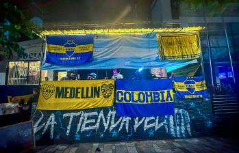 Las banderas de “Medellín Xeneize”, el grupo de amigos que sigue a Boca Juniors en la capital antioqueña. Se reúnen en distintos lugares de la ciudad para cada partido del cuadro boquense. FOTO CORTESÍA