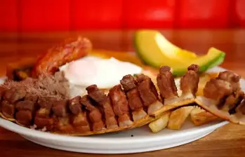 La bandeja paisa, símbolo de la cocina antioqueña, fue reconocida por su sabor y generosidad en el listado global de elGourmet. FOTO Julio César Herrera