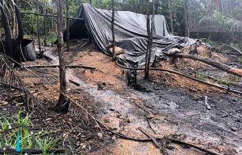 Aquí se observan los árboles quemados y el suelo contaminado en una de las refinerías ilegales, en el bosque de Tibú, Norte de Santander. FOTO: CORTESÍA EJÉRCITO.