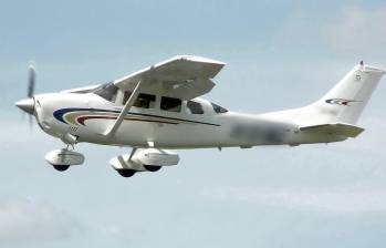 Cessna 206H Stationair 2. Foto de referencia: Adrian Pingstone en julio de 2005 con creative commons para dominio público