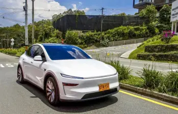 Los modelos Tesla Model Y y Tesla Model 3 lideraron las ventas en Medellín durante marzo, superando incluso a vehículos tradicionales. FOTO: Manuel Saldarriaga