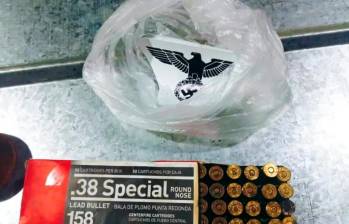 Así eran las calcomanías que usaba la banda para pegar en los establecimientos comerciales de sus víctimas de extorsión. FOTO.: AFP.