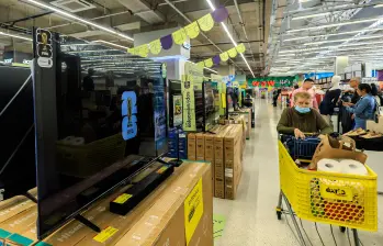 Las ventas de vehículos, motocicletas y productos tecnológicos impulsaron el crecimiento del comercio colombiano durante abril de 2026, según la Encuesta Mensual de Comercio del Dane. FOTO Camilo Suárez