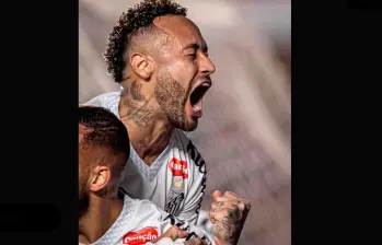 Neymar celebra su tanto con el que ayudó para que Santos vendiera 3-0 al colista Sport Recife, sacando al club de la zona del descenso. FOTO TOMADA X@SantosFC