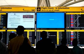 Se forman largas colas de pasajeros en los mostradores de facturación del Aeropuerto Internacional en medio de una interrupción global de TI causada por una interrupción de Microsoft. Foto: AFP