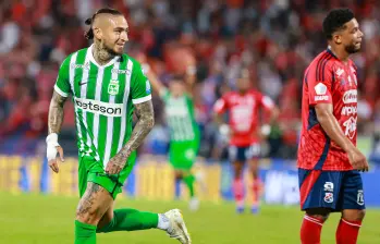 La imagen refleja las dos caras de la moneda tras el clásico: la alegría de Cristian “Chicho” Arango y la frustración y tristeza de Frank Fabra. Ambos reflejan los sentimientos de la afición. FOTO manuel saldarriaga