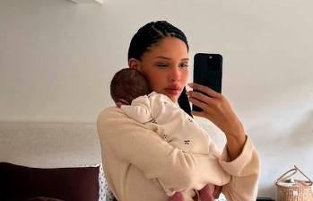 Nara Smith recientemente compartió esta foto junto a su última hija nacida en septiembre de 2025. FOTO: Tomada de @naraaziza en Instagram