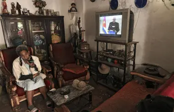 Una mujer escucha al presidente de Cuba, Miguel Díaz-Canel, hablar en la televisión nacional desde su casa en La Habana el 5 de febrero de 2026. Aquí se anunció que el régimen de la isla está dispuesto a entablar diálogo con Estados Unidos, pero no bajo presión. Foto: Yamil Lage / AFP