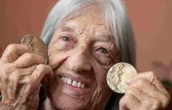 La gimnasta húngara Agnes Keleti, era la medallista olímpica de más edad en el mundo. Su historia es como de película. FOTO AFP