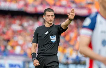 El árbitro bogotano Andrés Rojas tiene 41 años y es uno de los más destacados en el fútbol colombiano, donde el arbitraje ha sido tan cuestionado últimamente. Foto: Juan Antonio Sánchez