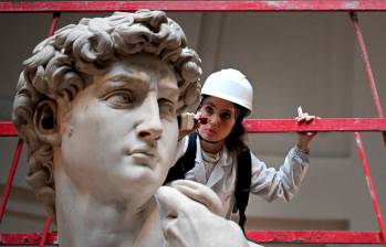 Eleonora Pucci es la restauradora personal del David de Miguel Ángel y varias veces en el año se monta a un andamio para realizar su trabajo. Como un Spa para la escultura. FOTO AFP