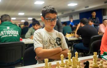 Faustino Oro, durante una de las partidas en el torneo Continental de Medellín, que se desarrolla en el Hotel Dorado de la 70.FOTO Camilo Suárez