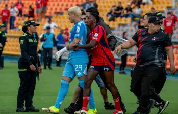 En esta imagen se ve como Yefferson Rodallega trata de llevarse a Washington Aguerre para que no siga en la disputa con un hincha. FOTO JUAN ANTONIO SÁNCHEZ 