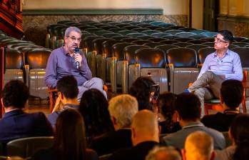 El rector (e), Héctor Iván García, en su primera aparición ante los medios de comunicación desde que se posesionó, hace dos semanas. Lo acompañó el ministro de Educación, Daniel Rojas. FOTO cortesía UdeA