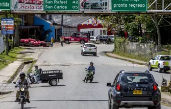 Vía que lleva de Marinilla a El Peñol y Guatapé. Foto: Juan Antonio Sánchez Ocampo