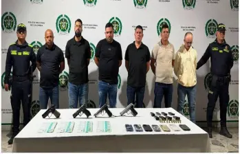 Jhon Edinson Chala Torrejano, alias ‘Víctor Chalá’, presunto responsable del asesinato del periodista Mateo Pérez Rueda en Briceño, fue capturado en el peaje de Flandes, Tolima, junto a cinco personas más. FOTO: MinDefensa.