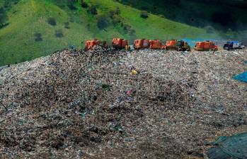 El maltrecho relleno sanitario La Pradera recibe 3.600 toneladas de residuos sólidos diarios y su capacidad se ha agotado en la mitad del tiempo que se esperaba. Esa sería la basura que alimente la planta de generación de energía. FOTO: MANUEL SALDARRIAGA