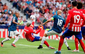 Antoine Griezmann puso el empate transitorio en el partido con un gol de chilena. FOTO X @Atleti