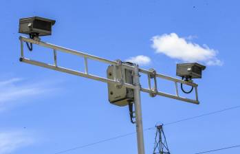 Dispositivos como estos, que están ubicados en Itagüí, se instalarán en cinco puntos de Envigado para buscar disminuir la accidentalidad. FOTO: CAMILO SUÁREZ