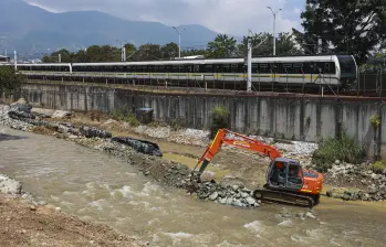 Una de las intervenciones en los puntos críticos del río Medellín a la altura de la estación Ayurá del metro. FOTO Manuel Saldarriaga Quintero.