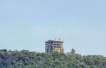 Quantum ya es visible desde gran parte del Valle de Aburrá, generando críticas por su impacto en el paisaje. FOTO Juan Antonio Sánchez
