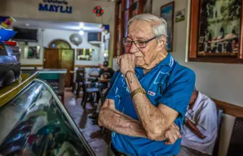 Mauro de Jesús Bedoya, en toda la entrada de la Cafetería La Maylú, su segundo hogar con casi 6 décadas de existencia. FOTO Julio César Herrera.