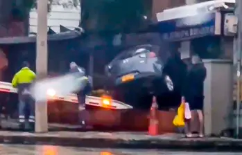 El vehículo colisionó contra un local comercial en la avenida 33, en Medellín. El hecho no dejó personas lesionadas. FOTO: Captura de video