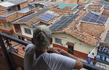 La medida, según el Ministerio de Minas y Energía, permitirá que los hogares más vulnerables autogeneren su energía mediante paneles solares. Foto: Manuel Saldarriaga