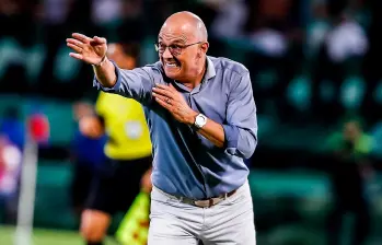 El entrenador uruguayo Alfredo Arias, de 67 años, consiguió su primer título en el fútbol colombiano. Foto: Juan Antonio Sánchez