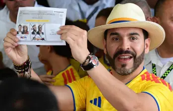 Abelardo De la Espriella votó en Barranquilla, mientras que su fórmula vicepresidencial, José Manuel Restrepo, ejerció su derecho al voto en Bogotá acompañado de su familia. FOTO: AFP. 