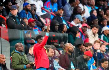 Lumumba en la Copa Africana de Naciones, de pie y con su brazo derecho para honrar al libertador del Congo. FOTO: GETTY