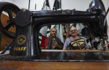 Rubén Darío y Juan Felipe producen muchos de los carrieles que miles de turistas contemplan y compran en todo el país, como el Eje Cafetero. FOTO Manuel Saldarriaga