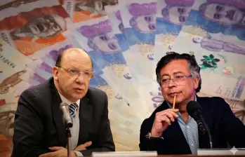 Germán Ávila, ministro de Hacienda; y Gustavo Petro, presidente de Colombia, entregan una deuda que ascieden a $1.167 billones. De ese total, $899,7 billones corresponden a deuda interna, y $267,4 billones a deuda externa. FOTO: El Colombiano.