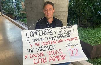 “Estoy solo contra dos grandes corporaciones, pero con un gran poder, un cartel que hizo mi hija, con la fuerza y el valor de seguir adelante”, dijo el médico. Foto: redes sociales