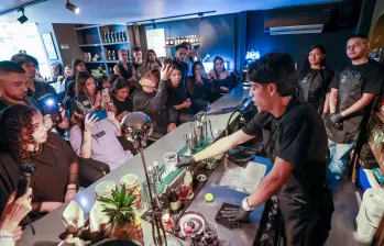 Dueños de bares y restaurantes se comprometieron a emplear a estos jóvenes de los barrios populares. FOTO MANUEL SALDARRIAGA