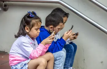 El celular es el dispositivo más usado por los menores en Colombia, superando incluso a la televisión, según el informe de la CRC. FOTO Juan Antonio Sánchez Ocampo