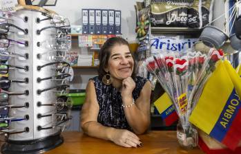 Nadie empezó vendiendo pollos puerta a puerta en el municipio. Hoy tiene una tienda deportiva y una papelería en el municipio. Foto: Camilo Suárez. 