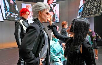 Para todos los gustos, así lucen estos robots humanoides para combatir la soledad. FOTO AFP