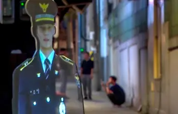 El holograma se proyecta a tamaño real en un parque de Seúl. FOTO: Captura de video