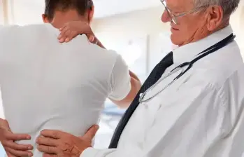 Para poder atacar el problema desde la raíz, la OIT propone entender qué significa este concepto. “El entorno psicosocial en el trabajo integra los elementos del trabajo y las interacciones en el trabajo relacionados con la forma en que se diseñan los puestos de trabajo, la forma en que se organiza y gestiona el trabajo y las políticas, las prácticas y procedimientos más amplios que rigen el trabajo”. FOTO: Getty.